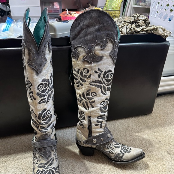 Corral rose embroidered boots. - Picture 4 of 9